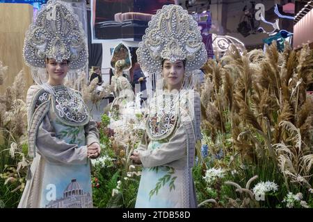 Moskau, Russland. November 2023. Frauen mit Kokoshnik präsentieren die Region Samara während der internationalen Ausstellung und des Forums der Russia Expo im VDNKh-Ausstellungszentrum in Moskau Stockfoto