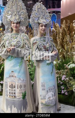 Moskau, Russland. November 2023. Frauen mit Kokoshnik präsentieren die Region Samara während der internationalen Ausstellung und des Forums der Russia Expo im VDNKh-Ausstellungszentrum in Moskau Stockfoto