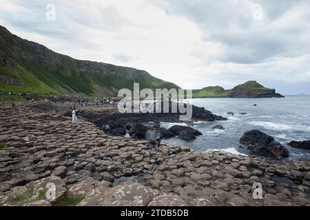 Touristen am Giant's Causeway. County Antrim, Nordirland, Vereinigtes Königreich. Stockfoto