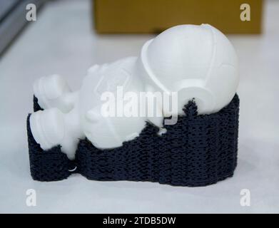 Objektmodell, das auf einem 3D-Drucker aus geschmolzenem Kunststoff gedruckt wird. 3D-Drucker gedruckter Prototyp von Spielzeug aus geschmolzenem Kunststoff. 3D-Konstruktion und Prototyping. Additive progressive neue moderne 3D-Drucktechnologie Stockfoto
