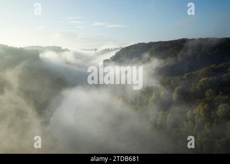 Avon Gorge und Clifton Suspension Bridge in Mist. Bristol, Großbritannien. Stockfoto