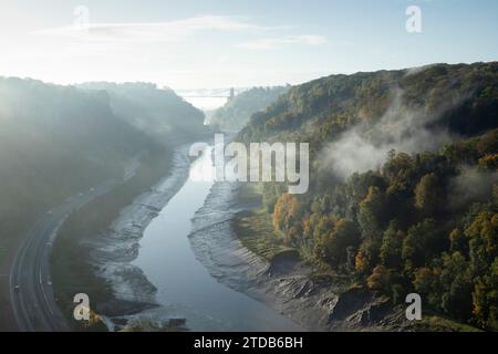 Avon Gorge und Clifton Suspension Bridge in Mist. Bristol, Großbritannien. Stockfoto