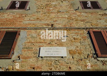 Gedenktafel für den Dichter Carducci: Er verbrachte hier seine Kindheit. Bolgheri, Castagneto Carducci, Toskana, Italien Stockfoto