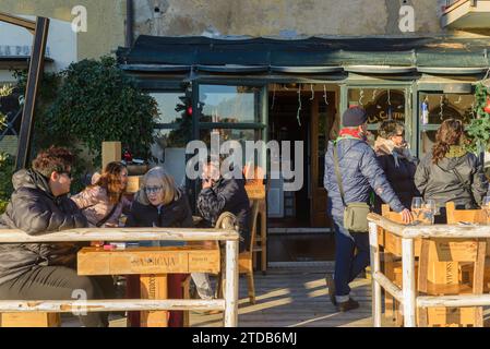 Restaurant und Weinbar, im Zentrum der kleinen Stadt Bolgheri, Toskana, Italien Stockfoto