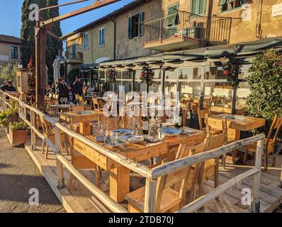 Restaurant und Weinbar, im Zentrum der kleinen Stadt Bolgheri, Toskana, Italien Stockfoto