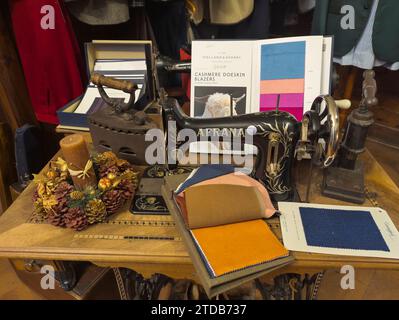 Alte Afrana-Marke Nähmaschine und antikes Holzkohleeisen. Handwerkliche Schneiderwerkstatt, toskanische Schneiderwerkstatt, Italien Stockfoto