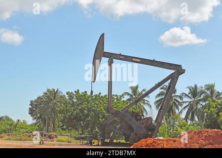 CABIMAS-ZULIA-VENEZUELA. 23-11-30 Ölpumpenhämmer werden in einem Ölfeld im Staatsbesitz von PDVSA gesehen. Foto: JOSE BULA Stockfoto