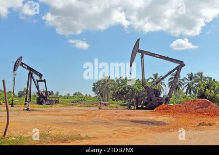 CABIMAS-ZULIA-VENEZUELA. 23-11-30 Ölpumphämmer werden in einem Ölfeld gesehen. Staatliches PDVSA. Foto: JOSE BULA Stockfoto