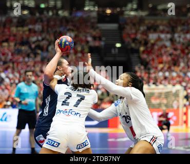 Herning, Dänemark. Dezember 2023. Herning, Dänemark, 17. Dezember 2023: Kampf um den Ball während des Finalspiels der IHF Womens World Championship 2023 zwischen Frankreich und Norwegen bei der Jyske Bank Boxen in Herning, Dänemark (Ane Frosaker/SPP) Credit: SPP Sport Press Photo. /Alamy Live News Stockfoto