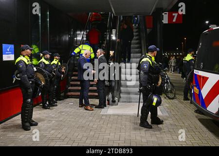 ALKMAAR - Polizei am Haupteingang nach dem niederländischen Eredivisie-Spiel zwischen AZ Alkmaar und PSV Eindhoven im AFAS-Stadion am 17. Dezember 2023 in Alkmaar, Niederlande. ANP OLAF KRAAK Stockfoto