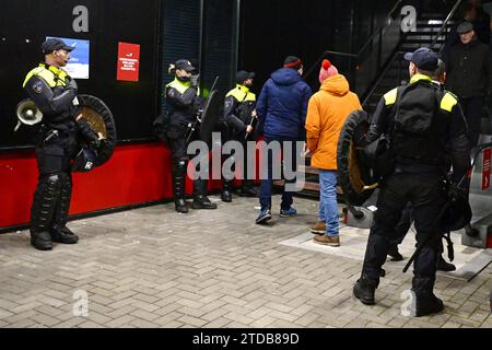 ALKMAAR - Polizei am Haupteingang nach dem niederländischen Eredivisie-Spiel zwischen AZ Alkmaar und PSV Eindhoven im AFAS-Stadion am 17. Dezember 2023 in Alkmaar, Niederlande. ANP OLAF KRAAK Stockfoto