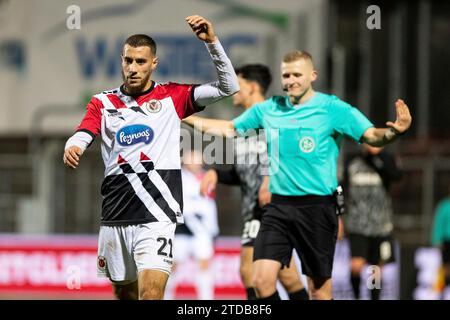 Köln, Deutschland. Dezember 2023. Suheyel Najar (Viktoria Köln, 21) mit dem Ball 3. Liga 19.Spieltag: FC Viktoria K?ln - SC Freiburg II; Sportpark H?henberg, K?ln; 17.12.2023 DFL-VORSCHRIFTEN VERBIETEN JEDE VERWENDUNG VON FOTOGRAFIEN ALS BILDSEQUENZEN UND/ODER QUASI-VIDEO. Quelle: dpa/Alamy Live News Stockfoto