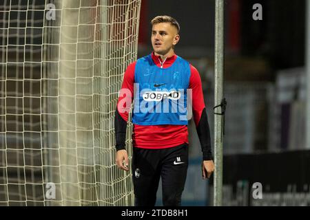 Köln, Deutschland. Dezember 2023. Lungwitz Alexander (SC Freiburg II, 3) beim Aufw?rmen 3. Liga 19.Spieltag: FC Viktoria K?ln - SC Freiburg II; Sportpark H?henberg, K?ln; 17.12.2023 DFL-VORSCHRIFTEN VERBIETEN JEDE VERWENDUNG VON FOTOGRAFIEN ALS BILDSEQUENZEN UND/ODER QUASI-VIDEO. Quelle: dpa/Alamy Live News Stockfoto