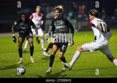 Köln, Deutschland. Dezember 2023. Allgaier Felix (SC Freiburg II, 27) mit dem Ball 3. Liga 19.Spieltag: FC Viktoria K?ln - SC Freiburg II; Sportpark H?henberg, K?ln; 17.12.2023 DFL-VORSCHRIFTEN VERBIETEN JEDE VERWENDUNG VON FOTOGRAFIEN ALS BILDSEQUENZEN UND/ODER QUASI-VIDEO. Quelle: dpa/Alamy Live News Stockfoto