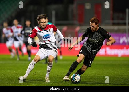 Köln, Deutschland. Dezember 2023. David Philipp (Viktoria Köln, 10) im Zweikampf 3. Liga 19.Spieltag: FC Viktoria K?ln - SC Freiburg II; Sportpark H?henberg, K?ln; 17.12.2023 DFL-VORSCHRIFTEN VERBIETEN JEDE VERWENDUNG VON FOTOGRAFIEN ALS BILDSEQUENZEN UND/ODER QUASI-VIDEO. Quelle: dpa/Alamy Live News Stockfoto