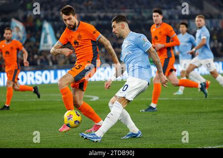 Rom, Latium, Italien. Dezember 2023. Mattia Zaccagni von Latium Francesco Acerbi von Inter während des Fußballspiels der Serie A SS Lazio - FC Inter Mailand Stadio Olimpico am 17. Dezember 2023 in Rom, Italien. (Kreditbild: © Ciro de Luca/ZUMA Press Wire) NUR REDAKTIONELLE VERWENDUNG! Nicht für kommerzielle ZWECKE! Quelle: ZUMA Press, Inc./Alamy Live News Stockfoto