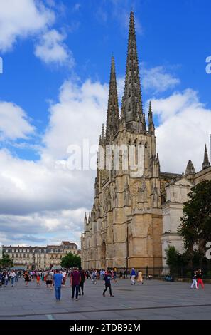BORDEAUX, FRANKREICH - 5. JUN 2022 - Blick auf die Cathédrale Saint-André de Bordeaux (Primatiale Kathedrale von St. Andrew von Bordeaux), ein UNESCO-Weltkulturerbe Stockfoto