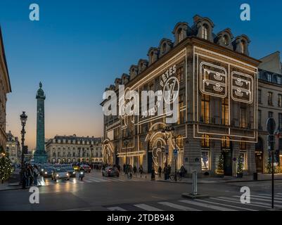 Paris, Frankreich - 12 17 2023: Place vendome. Blick auf die Fassade von Louis Vuitton mit weihnachtsdekoration und die Vendome-Säule dahinter Stockfoto