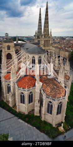 BORDEAUX, FRANKREICH - 6. JUN 2022 - Blick auf die Cathédrale Saint-André de Bordeaux (Primatiale Kathedrale von St. Andreas von Bordeaux), ein UNESCO-Weltkulturerbe Stockfoto