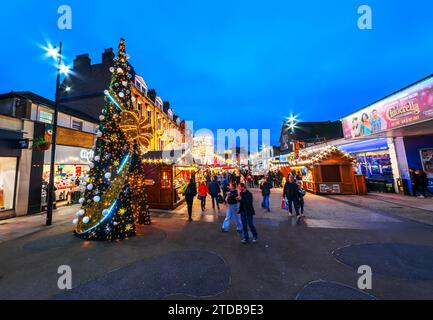 Bromley, Greater London, England - 16. Dezember 2023: Bromley's High Street Extravaganza: A Captivating Christmas Market Showcase with Glittering Ligh Stockfoto