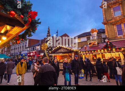 Bromley, Greater London, England - 16. Dezember 2023: Bromley's High Street Extravaganza: A Captivating Christmas Market Showcase with Glittering Ligh Stockfoto