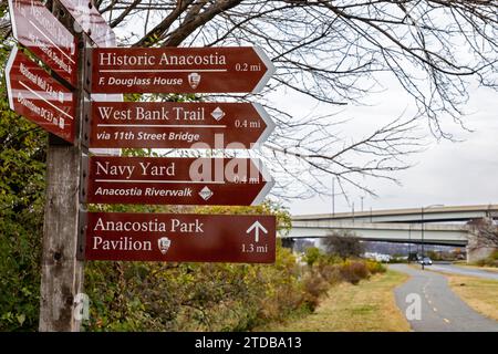 Washington, DC: Die Schilder weisen auf nahe gelegene Reiseziele auf dem Wander- und Radweg Anacostia Riverwalk hin. Der Weg, am Ostufer der Anacostia R Stockfoto