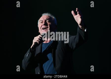 Madrid, Spanien. Dezember 2023. Die Sängerin Víctor Manuel tritt am Ende des Konzertes im Wizcenter in Madrid auf. Dezember 2023 Spanien (Foto: Oscar Gonzalez/SIPA USA) (Foto: Oscar Gonzalez/SIPA USA) Credit: SIPA USA/Alamy Live News Stockfoto