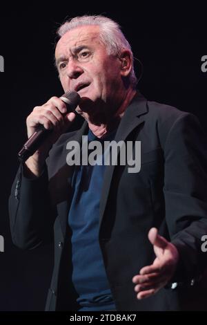 Madrid, Spanien. Dezember 2023. Die Sängerin Víctor Manuel tritt am Ende des Konzertes im Wizcenter in Madrid auf. Dezember 2023 Spanien (Foto: Oscar Gonzalez/SIPA USA) (Foto: Oscar Gonzalez/SIPA USA) Credit: SIPA USA/Alamy Live News Stockfoto
