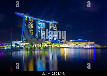 Die abendliche „Spectral“-Lichtshow im Marina Bay Sands Hotel in der Marina Bay in Singapur. Stockfoto