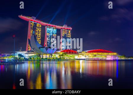 Die abendliche „Spectral“-Lichtshow im Marina Bay Sands Hotel in der Marina Bay in Singapur. Stockfoto