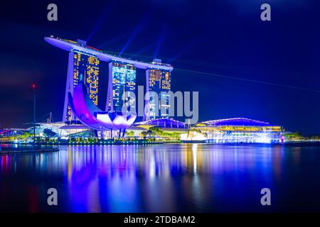 Die abendliche „Spectral“-Lichtshow im Marina Bay Sands Hotel in der Marina Bay in Singapur. Stockfoto