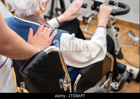 Nahaufnahme Schwesternberührung Schulter einer älteren Patientin im Rollstuhl, die sie mit Empathie und Mitgefühl unterstützt und sich um das Konzept alter Menschen kümmert. Hochwertige Fotografie Stockfoto
