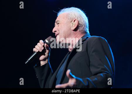 Madrid, Spanien. Dezember 2023. Die Sängerin Víctor Manuel tritt am Ende des Konzertes im Wizcenter in Madrid auf. Dezember 2023 Spanien (Foto: Oscar Gonzalez/SIPA USA) (Foto: Oscar Gonzalez/SIPA USA) Credit: SIPA USA/Alamy Live News Stockfoto