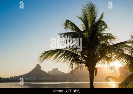 Blick auf die Lagune Rodrigo de Freitas bei Sonnenuntergang in Rio de Janeiro, Brasilien Stockfoto