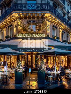 Paris, Frankreich - 10. Dezember 2023: Restaurant Les Deux Magots in Saint Germain des Prés während der Weihnachtszeit in Paris. Stockfoto