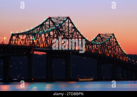 Die alte Tappan Zee Bridge überspannt den Hudson River bei Sonnenuntergang Stockfoto
