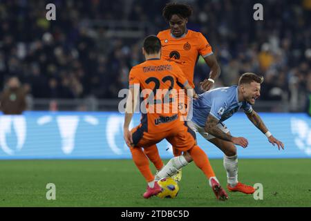 Lazios italienischer Stürmer Ciro Immobile stellt sich mit Inter’s deutscher Verteidiger Yann Aurel Bisseck und Henrikh Mkhitaryan während des Serie A-Fußballspiels SS Lazio gegen FC Internazionale im Olimpico-Stadion am 17. Dezember 2023 in Rom vor. Stockfoto