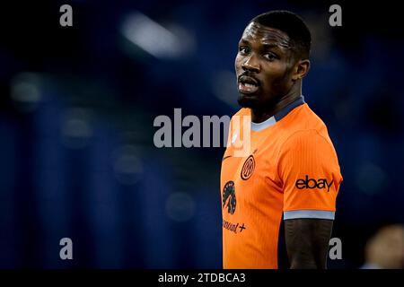 Inters französischer Stürmer Marcus Thuram sieht beim Fußballspiel der Serie A SS Lazio gegen den FC Internazionale am 17. Dezember 2023 in Rom im Olimpico-Stadion an. Stockfoto