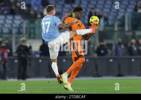 Lazios italienischer Stürmer Ciro Immobile stellt sich mit Inter’s deutscher Verteidiger Yann Aurel Bisseck während des Serie A Fußballspiels SS Lazio gegen FC Internazionale am 17. Dezember 2023 im Olimpico-Stadion in Rom vor. Stockfoto