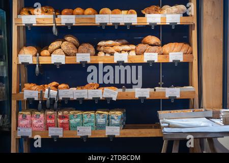 Brotlaibe und Backwaren im Street Bakeshop, einer unabhängigen handwerklichen Bäckerei und Coffeshop in Old Basing, Basingstoke, Großbritannien, erhältlich Stockfoto