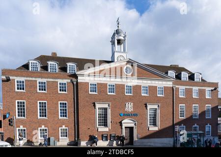 Barclays Bank Uhrenturm in Winchester - ein modernes georgianisches Gebäude. Eine der vier großen britischen High Street Banken Stockfoto