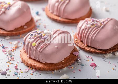 Leckere und romantische Mono-Portion zum valentinstag aus Streuseln. Dessert in Herzform zum valentinstag. Stockfoto