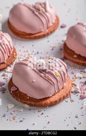 Leckere und romantische Mono-Portion für valentinstag mit Herzform. Dessert in Herzform zum valentinstag. Stockfoto