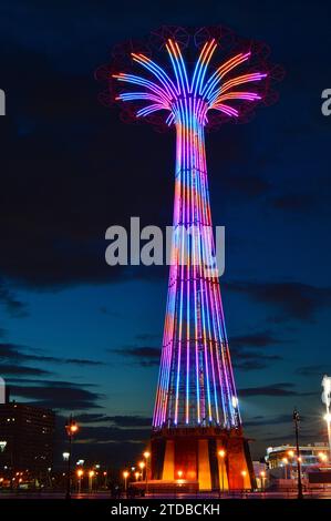 Die farbenfrohen Lichter erwecken dem historischen Fallschirmsprung auf Coney Island auf der Promenade neues Leben Stockfoto