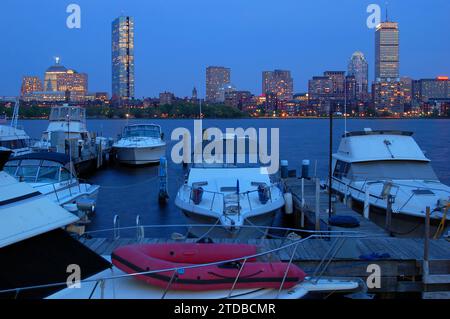 Ein kleiner Yachthafen befindet sich an einem ruhigen Abend auf der anderen Seite des Charles River von der Skyline von Boston Stockfoto