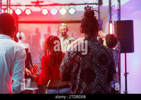 Verschiedene Leute, die auf der Tanzfläche auf der dj-Performance-Party im Nachtclub Clubs spielen. Männer und Frauen treffen sich auf Diskotheken, tanzen und genießen das Nachtleben beim Musikfestival Stockfoto