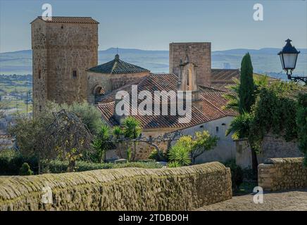 Blick über die Dächer eines spanischen Dorfes von der Spitze eines Hügels Stockfoto