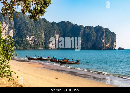 Langheckboote liegen am Strand, Ao Nang Beach, Krabi, Thailand Stockfoto