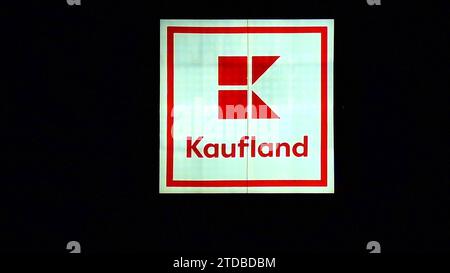 Kaufland-Logo auf dem Hypermarkt der deutschen Kette, Teil der Schwartz Gruppe, der auch Lidl gehört. Sie betreibt über 1.500 Filialen in Deutschland, Kroatien und der Stockfoto