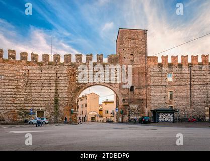 Die mittelalterlichen Mauern der Comune in Verona, Italien, die um das 12. Jahrhundert erbaut wurden. Stockfoto